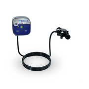 BRITA iQ Meter-apparaat met blauw voorpaneel, LED-indicator, aangesloten kabel en debietsensor voor professionele waterfiltratiesystemen.